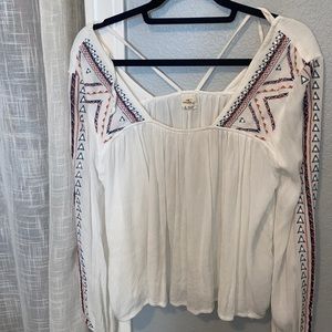 O’Neill women’s blouse size S, runs on the dinner side. Stretchy could fit a M
